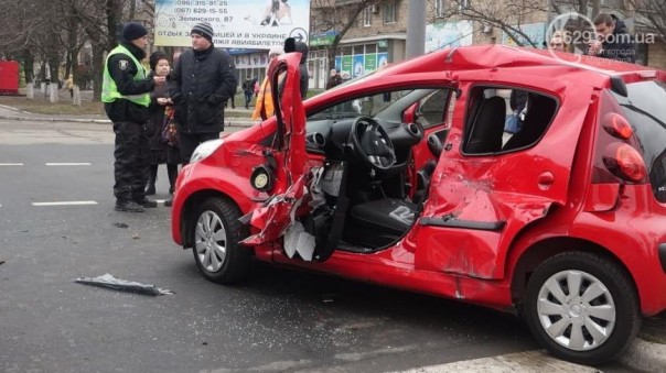 В Мариуполе на опасном перекрестке военный ГАЗ протаранил Peugeot В Мариуполе на опасном перекрестке военный ГАЗ протаранил Peugeot
