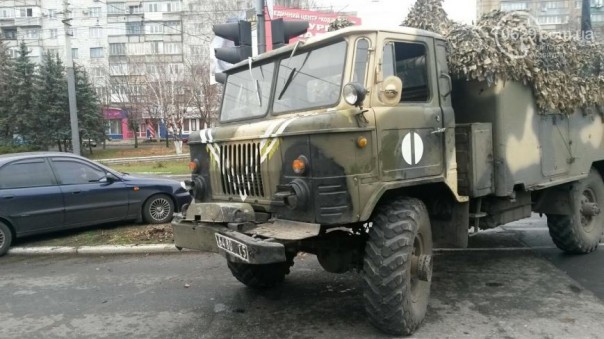 В Мариуполе на опасном перекрестке военный ГАЗ протаранил Peugeot В Мариуполе на опасном перекрестке военный ГАЗ протаранил Peugeot