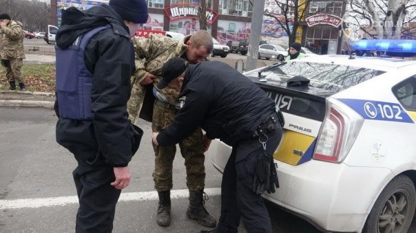 В Мариуполе на опасном перекрестке военный ГАЗ протаранил Peugeot В Мариуполе на опасном перекрестке военный ГАЗ протаранил Peugeot