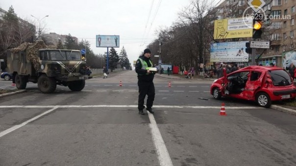 В Мариуполе на опасном перекрестке военный ГАЗ протаранил Peugeot В Мариуполе на опасном перекрестке военный ГАЗ протаранил Peugeot