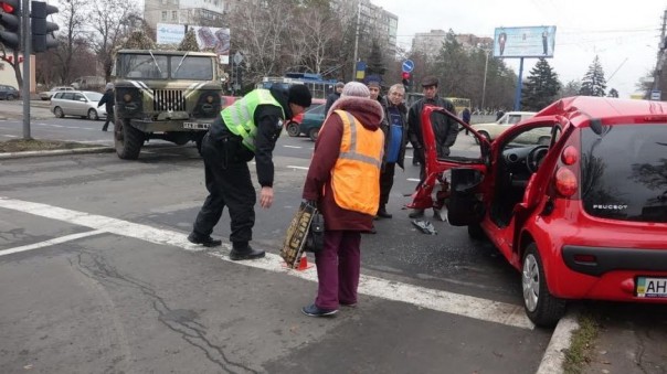В Мариуполе на опасном перекрестке военный ГАЗ протаранил Peugeot В Мариуполе на опасном перекрестке военный ГАЗ протаранил Peugeot