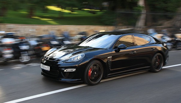 Дети Кадырова подарили тренеру на день рождения Porsсhe