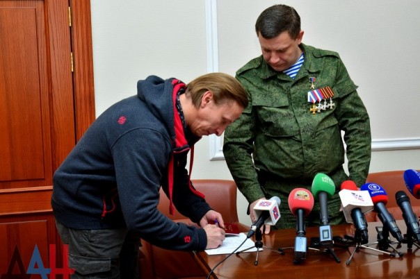 Захарченко вручил паспорт гражданина ДНР российскому актеру Ивану Охлобыстину Захарченко вручил паспорт гражданина ДНР российскому актеру Ивану Охлобыстину