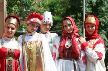 Студентки неделю носили русские народные костюмы