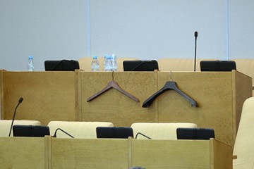 Деньги оштрафованных депутатов-прогульщиков решили раздавать бедным