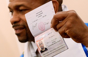 Стивен Сигал, раздача паспортов РФ и русские беженцы