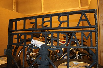 Немцам вернут ворота, украденные из их концлагеря. Гут! Какой же концлагерь без ворот? Немцам вернут ворота, украденные из их концлагеря. Гут! Какой же концлагерь без ворот?