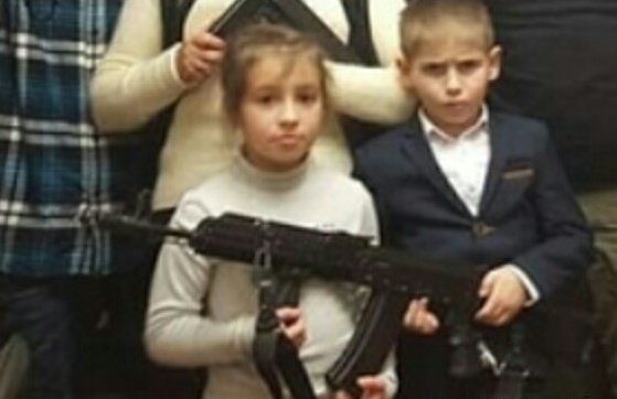 Ярош опубликовал фото с вооружёнными "до зубов" родственниками