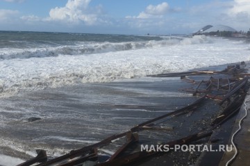 Шторм полностью разрушил пляжи в Сочи возле Олимпийского парка