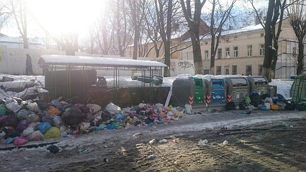 Как убирают мусор в Севастополе и во Львове... наглядненько Как убирают мусор в Севастополе и во Львове... наглядненько