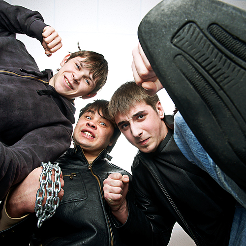 В Сумской области школьники надели балаклавы, вооружились обрезками труб и попытались ограбить предприятие