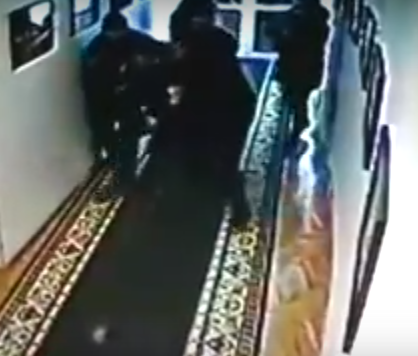 В Днепропетровске бизнесмен устроил лежачий пикет под дверью Филатова — полицейские выносили его на руках