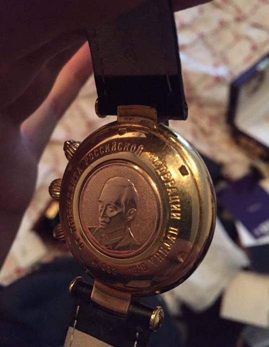 Убойный компромат: у задержанного экс-директора Киевэнергохолдинга обнаружили именные часы от Путина Убойный компромат: у задержанного экс-директора Киевэнергохолдинга обнаружили именные часы от Путина