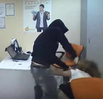 Скрытая камера засняла жестокое избиение сотрудницы коллекторской компании