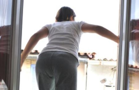 Смертельный квест в Мариуполе: выполняя задание игры, девушка выпрыгнула с 13-го этажа