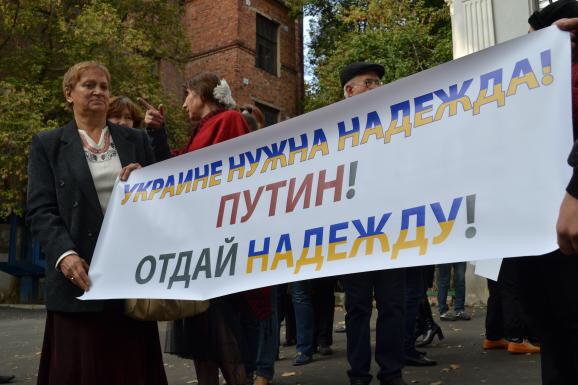 Надя. Опять шпионка Надя. Опять шпионка