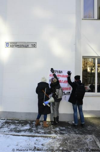 Украинские проститутки устроили митинг возле офиса Авакова