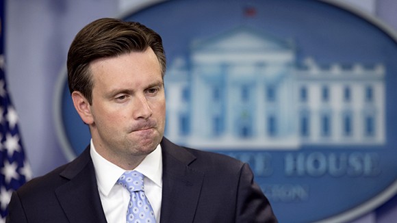 Трамп назвал пресс-секретаря белого дома «глупым парнем» Трамп назвал пресс-секретаря белого дома «глупым парнем»