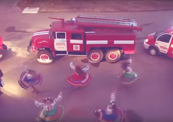 Музыкальная пауза. Пожарный ЗИЛ - цвет кизил. Смеяться больше не было сил.