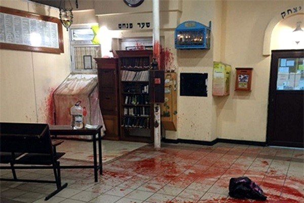 В Умани националисты забросали синагогу свиными головами [18+]