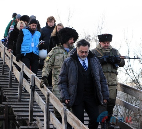 Сводка от НМ ЛНР 29 декабря 2016 года. Глава регионального офиса ООН ознакомился с работой пункта пропуска ЛНР на Станице Сводка от НМ ЛНР 29 декабря 2016 года. Глава регионального офиса ООН ознакомился с работой пункта пропуска ЛНР на Станице