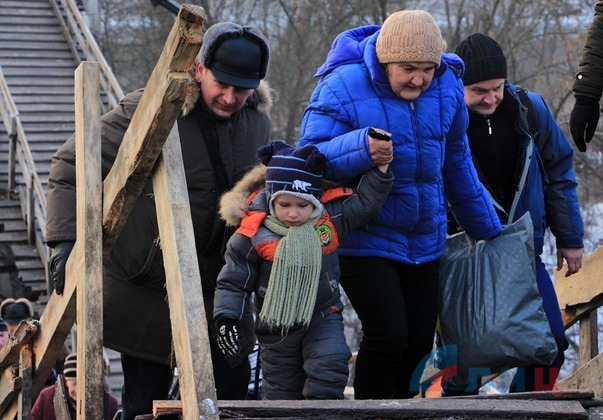 Сводка от НМ ЛНР 29 декабря 2016 года. Глава регионального офиса ООН ознакомился с работой пункта пропуска ЛНР на Станице Сводка от НМ ЛНР 29 декабря 2016 года. Глава регионального офиса ООН ознакомился с работой пункта пропуска ЛНР на Станице