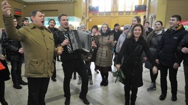 Песенные флешмобы в городах Украины и России. (сборное видео) Песенные флешмобы в городах Украины и России. (сборное видео)