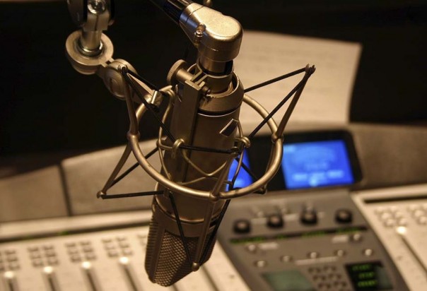 Маразм крепчал: На украинских радиостанциях русскоязычные песни стали дублировать в эфире переводом на украинский