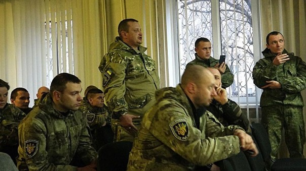 Пьяных в дым начальников СБУ и ВСУ избили и задержали добробатовцы под Мариуполем 