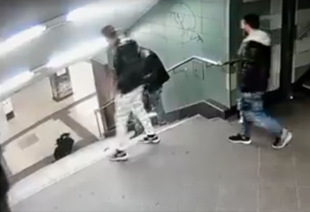 Пьяный беженец спустил молодую немку с лестницы