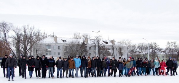 Активисты из ЛНР и России развернули в Луганске копию Знамени Победы площадью 200 кв м Активисты из ЛНР и России развернули в Луганске копию Знамени Победы площадью 200 кв м