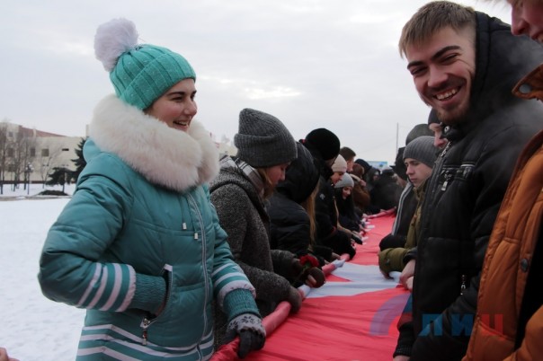 Активисты из ЛНР и России развернули в Луганске копию Знамени Победы площадью 200 кв м Активисты из ЛНР и России развернули в Луганске копию Знамени Победы площадью 200 кв м