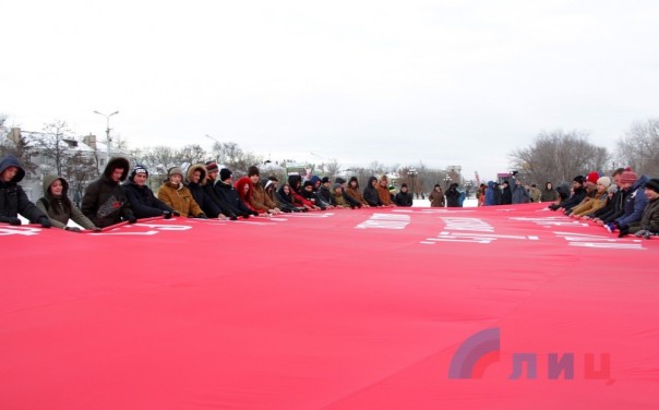 Активисты из ЛНР и России развернули в Луганске копию Знамени Победы площадью 200 кв м