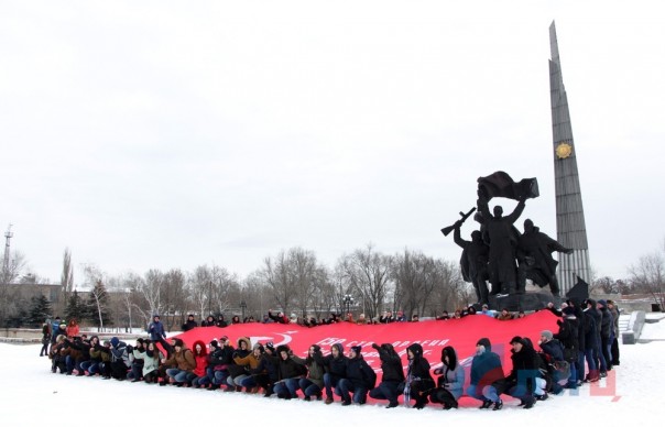 Активисты из ЛНР и России развернули в Луганске копию Знамени Победы площадью 200 кв м Активисты из ЛНР и России развернули в Луганске копию Знамени Победы площадью 200 кв м