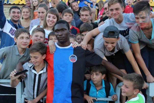 Паспорт гражданина ДНР вручен темнокожему игроку ФК «Оплот Донбасса» Самуэлю Агонга Пересу Паспорт гражданина ДНР вручен темнокожему игроку ФК «Оплот Донбасса» Самуэлю Агонга Пересу