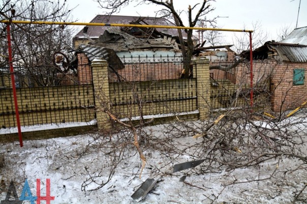 Последствия ночных обстрелов: повреждены минимум 13 домов в Куйбышевском районе Донецка, ранен мирный житель