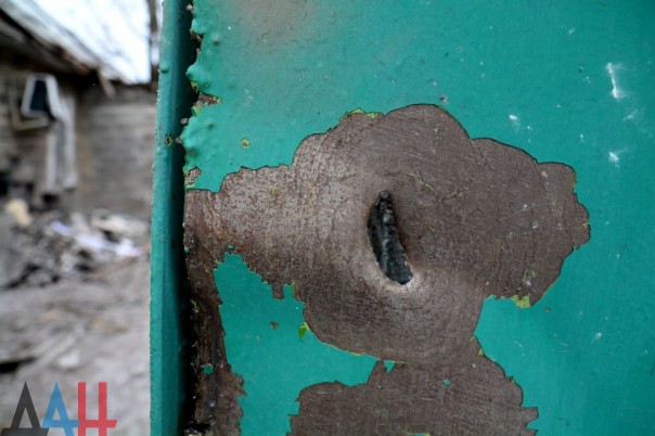Последствия ночных обстрелов: повреждены минимум 13 домов в Куйбышевском районе Донецка, ранен мирный житель