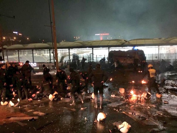 В центре Стамбула прогремел взрыв, пострадало 20 полицейских. Момент взрыва в Стамбуле попал на видео