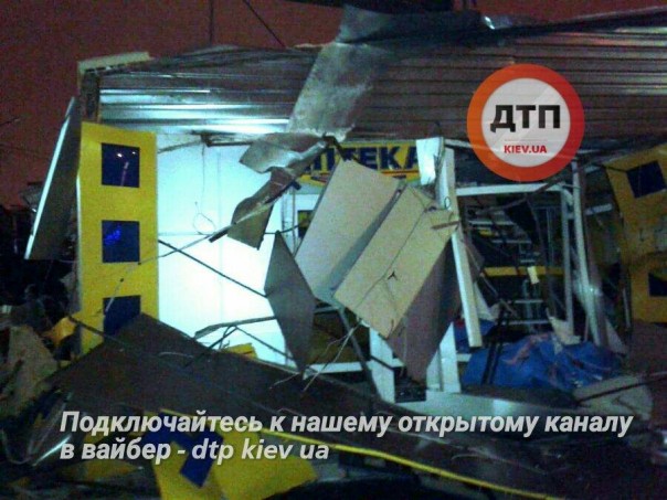 В Киеве на Оболони неизвестные в балаклавах уничтожили тракторами магазины В Киеве на Оболони неизвестные в балаклавах уничтожили тракторами магазины