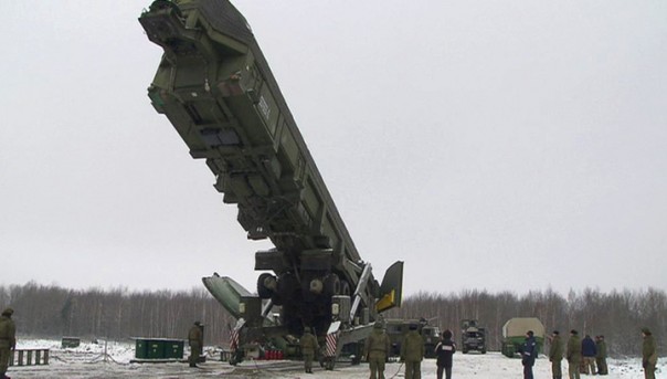 "Ярсы" поступили на боевое дежурство в Козельскую дивизию. Загрузка комплекса "Ярс" в шахту. Видео