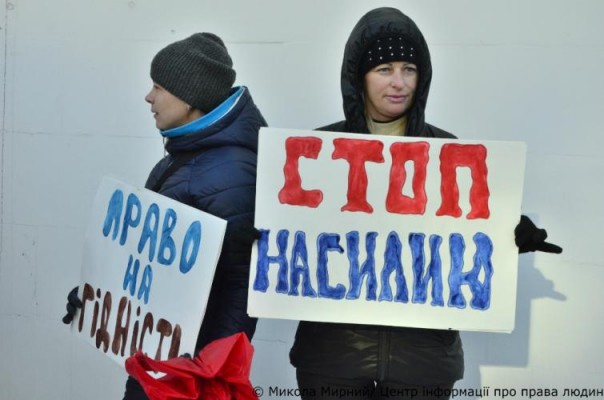 Украинские проститутки устроили митинг возле офиса Авакова