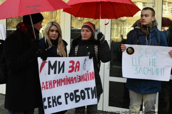 Украинские проститутки устроили митинг возле офиса Авакова