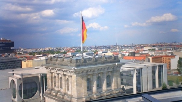 Немкам, жестоко изнасилованным мигрантами, посоветовали винить и ненавидеть Россию, а не Меркель