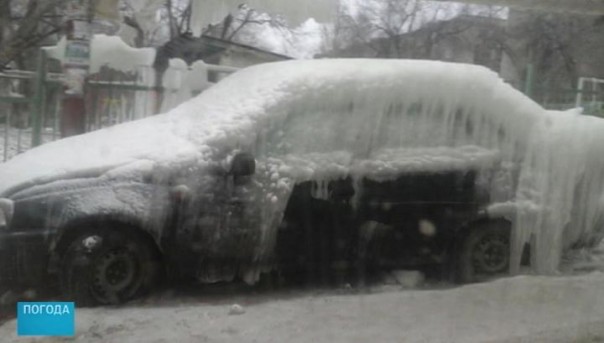В Сибири от рекордных морозов лопались трубы и "застывали" машины | В Оренбургской области без тепла остались 20 тысяч человек