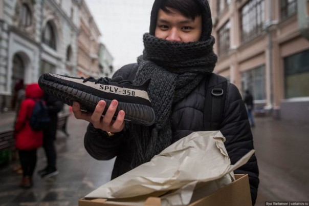 Ужасы СССР возвращаются – в Москве бешеные очереди за кроссовками по 300 долларов Ужасы СССР возвращаются – в Москве бешеные очереди за кроссовками по 300 долларов