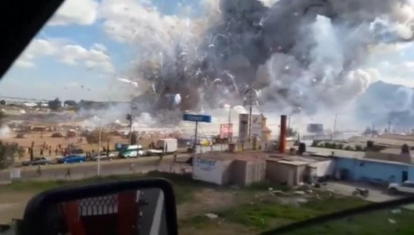 Петарды и фейерверки сровняли рынок в Мексике с землей