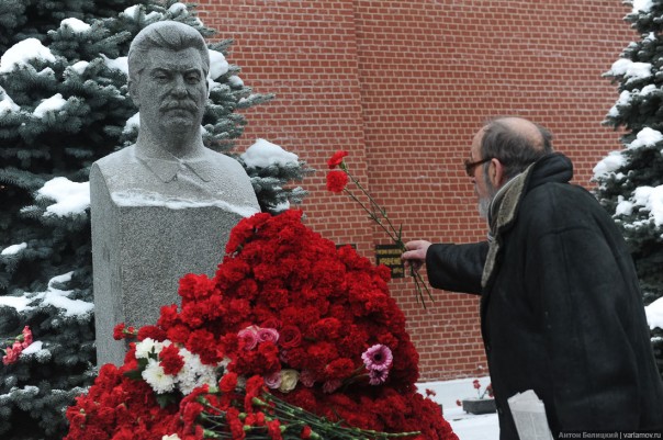 В Москве с криками «Гори в аду!» «православные» подрались с коммунистами у могилы Сталина