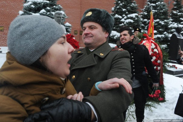 В Москве с криками «Гори в аду!» «православные» подрались с коммунистами у могилы Сталина
