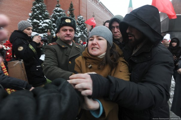 В Москве с криками «Гори в аду!» «православные» подрались с коммунистами у могилы Сталина