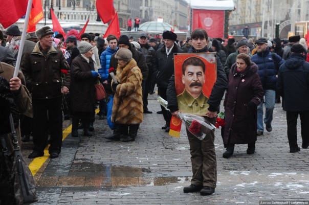 В Москве с криками «Гори в аду!» «православные» подрались с коммунистами у могилы Сталина